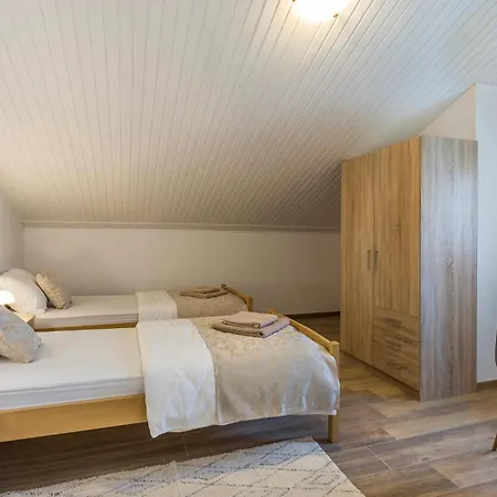 4 Bedroom Gorgeous In Katun Lindarski