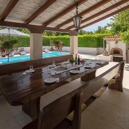 4 Bedroom Gorgeous In Vakantiehuis Katun Lindarski