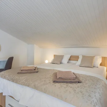 4 Bedroom Gorgeous Home In Katun Lindarski