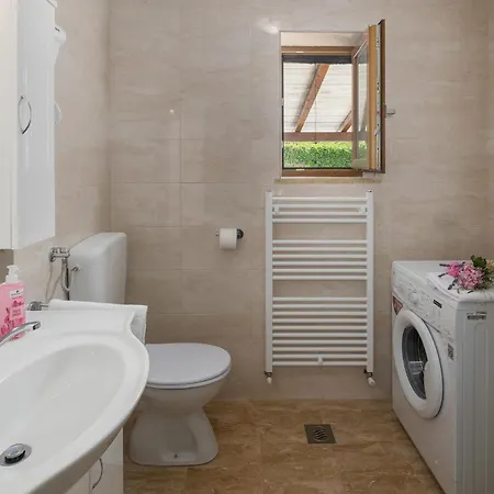 Holiday home 4 Bedroom Gorgeous Home In Katun Lindarski *
