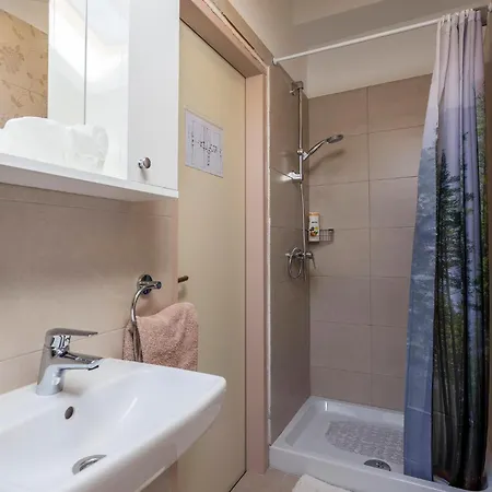4 Bedroom Gorgeous Home In Katun Lindarski *