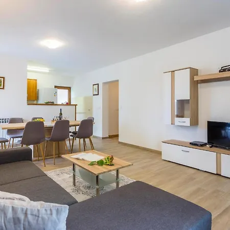 4 Bedroom Gorgeous Home In Katun Lindarski