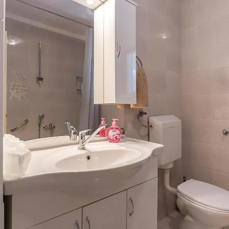 4 Bedroom Gorgeous Home In Katun Lindarski *