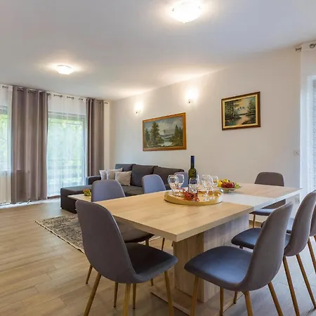 Holiday home 4 Bedroom Gorgeous Home In Katun Lindarski *