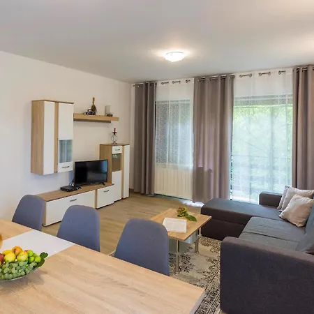 4 Bedroom Gorgeous Home In Katun Lindarski Holiday home *