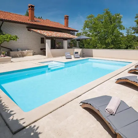 4 Bedroom Gorgeous Home In Katun Lindarski Holiday home
