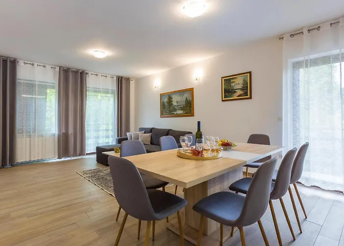 Vikendica Holiday Home Katun Lindarski IV *